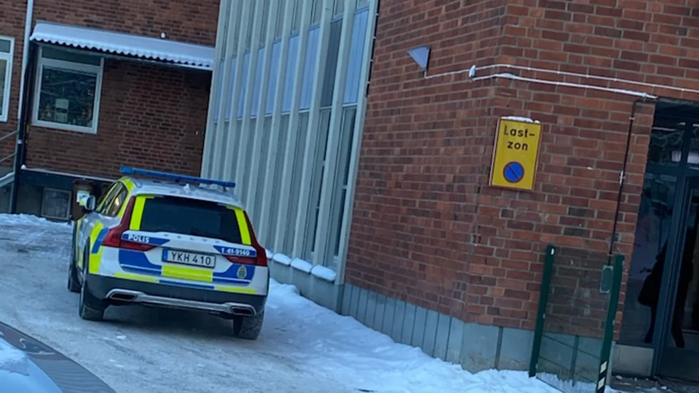 En polispatrull skickades till lasarettsområdet och Djurgårdsskolan på torsdagseftermiddagen efter larm om en knivbeväpnad person. 