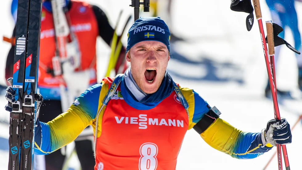 Sebastian Samuelsson spurtade ner norrmannen Johannes Thingnes Bö och tog VM-silver i jaktstarten under söndagen.