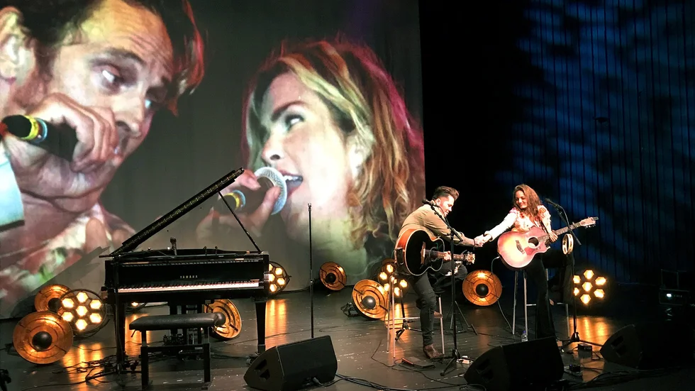 Brolle och Mimmi Werner avslutade "PDOL live" med en minikonsert. Ett bildspel från tidigare festivaler fanns med i bakgrunden. Här ses Orup och Rebecka Törnqvist i en duett från festivalsommaren 1996.
