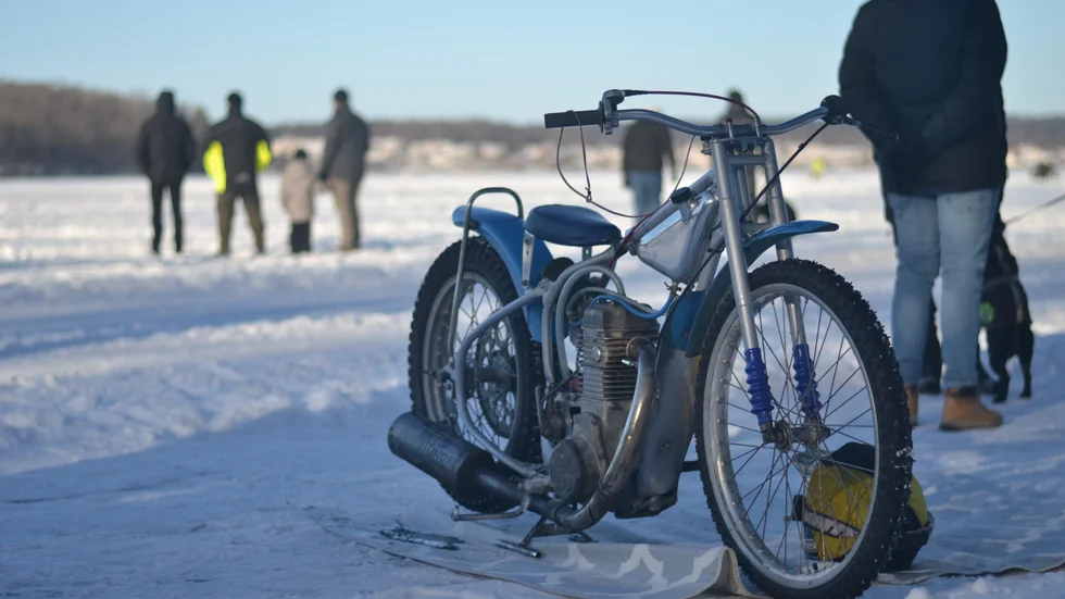 Lördagens isspeedway på Boren lockade många, men bröt mot coronarestriktionerna.