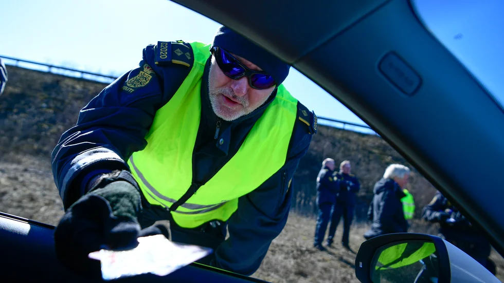 Dansk poliskontroll på Öresundsbron i fjol, då trafiken mellan Sverige och Danmark stoppades. Nu införs karantäntvång för inresande i landet.