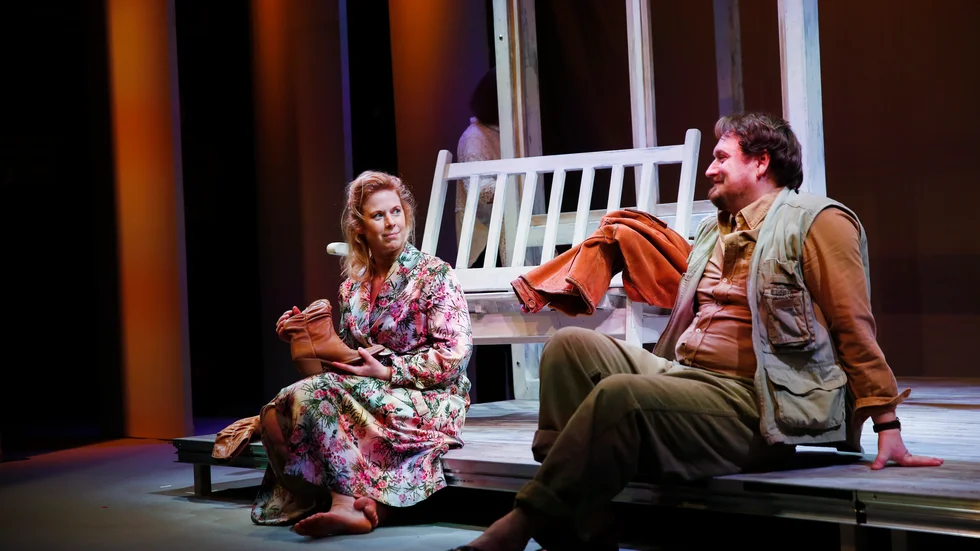 Föreställningen "Broarna i Madison County" har premiär på Norrbottensteatern på fredag, där skådespelarna Therése Lindberg och Jonas Hellman Driessen gestaltar hemmafrun Francesca Johnson med rötter i Italien och Robert Kincaid, fotograf på för National Geographic som möts när Kincaid undrar om Francesca vet vägen till de berömda övertäckta broarna i Madison County, vilka han önskar fotografera.  
