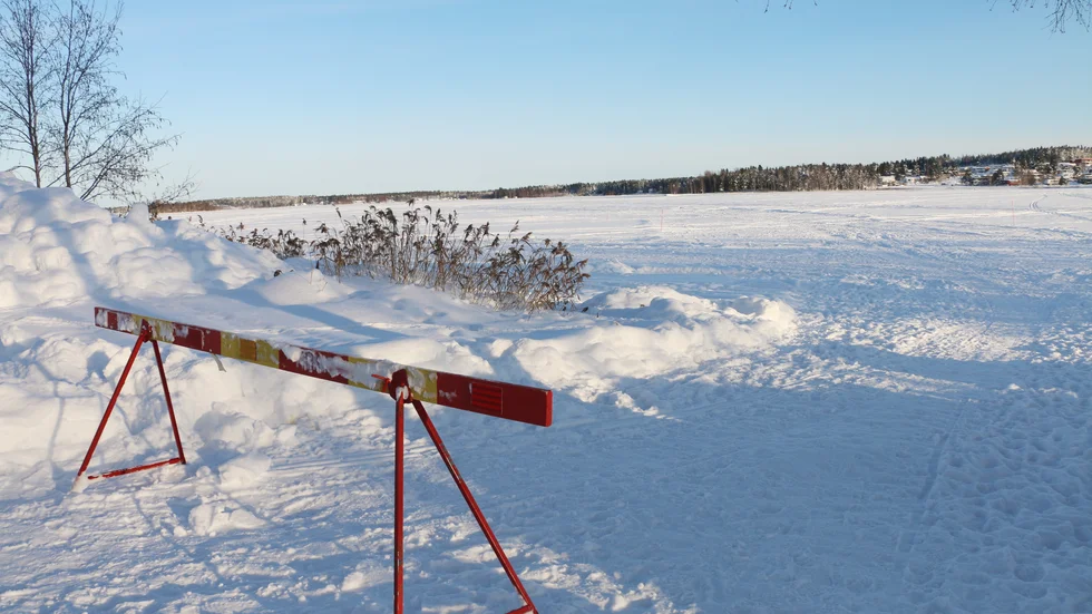 Många har väntat på att isbanan på Nördfjärden ska öppna för säsongen. Nu tänds äntligen ett hopp. Nästa vecka hoppas parkförvaltningen att banan ska kunna öppna för allmänheten. Men någon skridskoyta ser det inte ut att kunna bli.