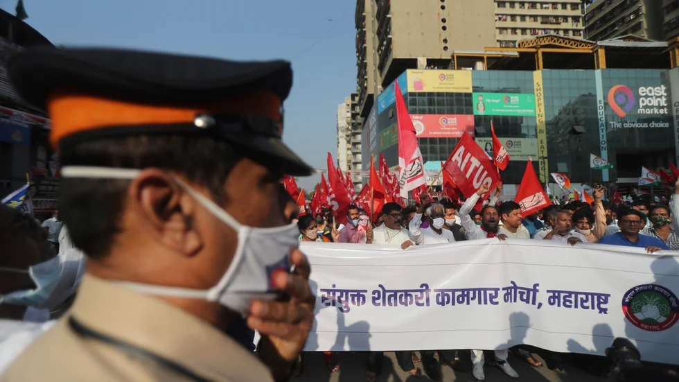Företrädare för olika oppositionspartier demonstrerar till stöd för indiska bönders protester mot nya jordbrukslagar, här i Mumbai. Nu har en 22-årig klimataktivist gripits anklagad för att ha uppviglat genom att ha översatt och spridit ett dokument till stöd för bönderna. Arkivbild.