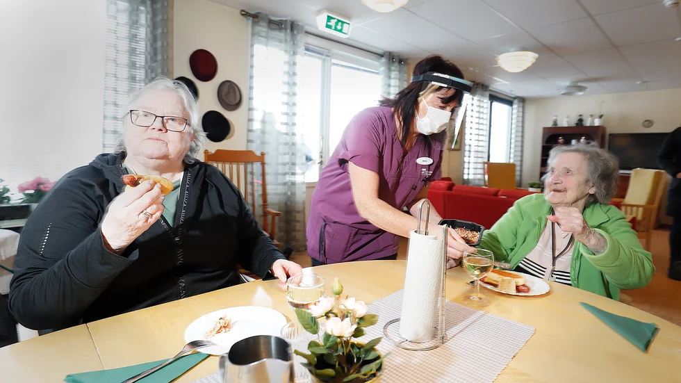 Festligt med firande, tyckte Anne Hamrén och Valborg Andersson om måndagens korv- och tårtkalas på Spångagården. Undersköterskan Anna Lundh serverar tillbehör.