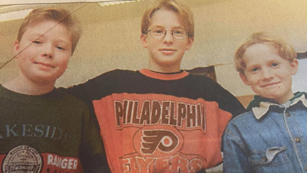Kuriren för 25 år sedan: Mathias Knutsson har all anledning i världen att klappa om sina kamrater Björn Granquist och Christoffer Nielsen som gjorde ett rådigt ingripande.