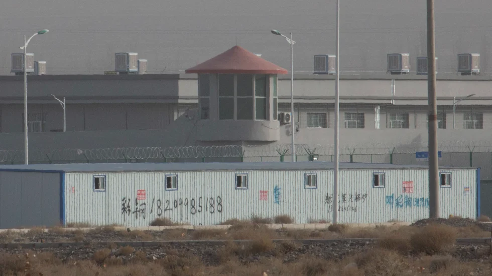 Uigurer tvingas till arbete på bomullsfälten i Xinjiang, enligt en ny rapport.