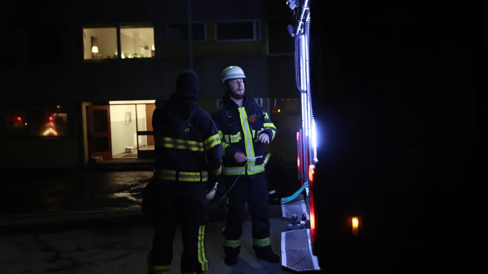 Det blev stort pådrag i Brandkärr efter att en taklampa fattat eld av oklar anledning.