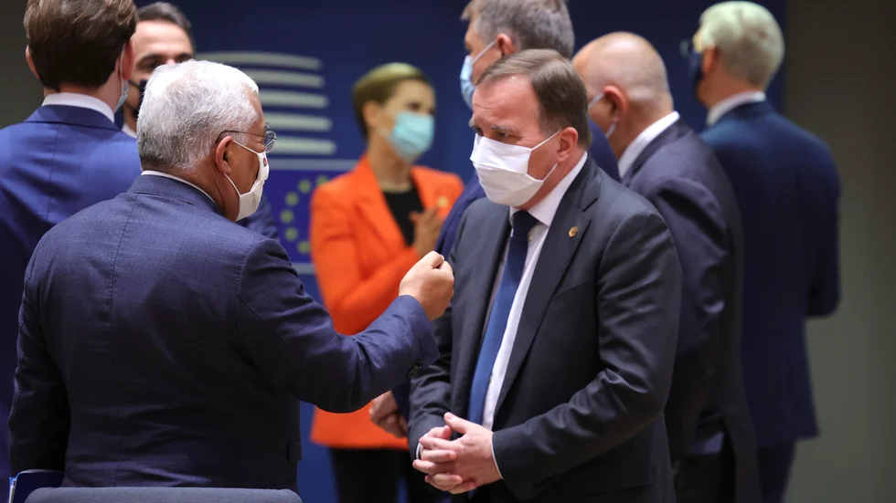 Statsminister Stefan Löfven (i mitten) pratar med Portugals premiärminister Antonio Costa under veckans maratonlånga EU-toppmöte i Bryssel.