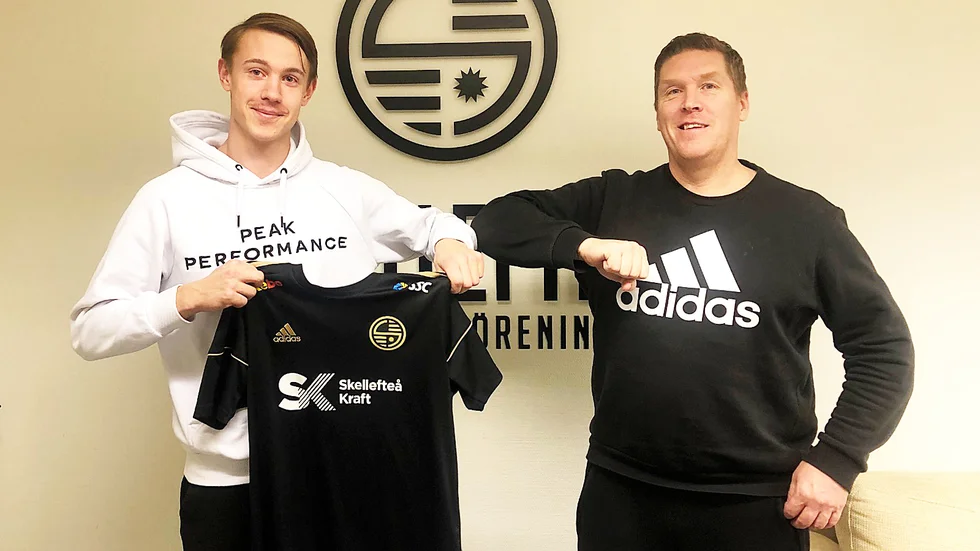 Elliot Grenholm och sportchefen Mattias Granström är glad över att kontraktet är klart. 