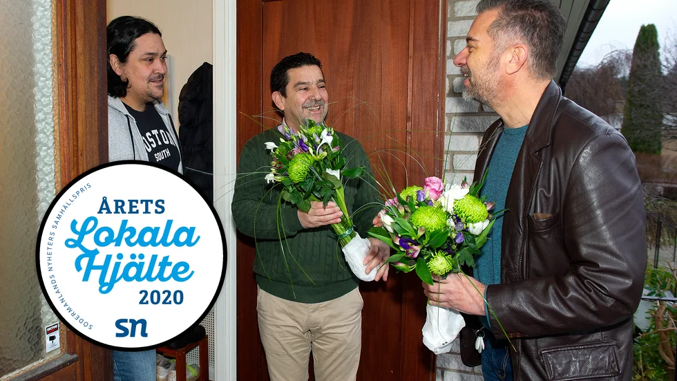 Två glada pristagare som gratuleras av nyhetschefen på SN, David Qviström. 