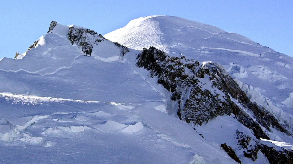 Helikoptern kraschade på 1|800 meters höjd i bergen. Räddningstjänst har lyckats få kontakt med en överlevande. Arkivbild på Mont Blanc.