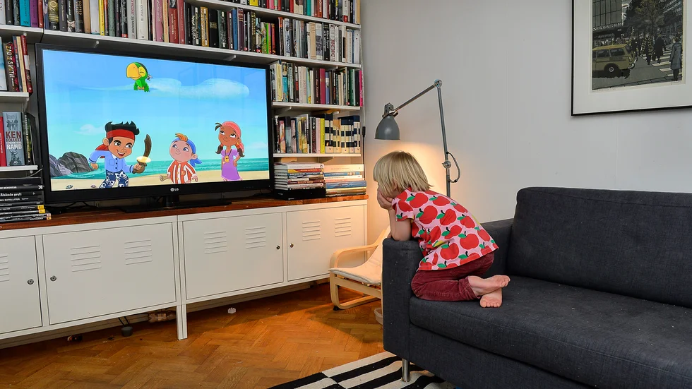 Att vara förälder innebär bland annat att man måste stå ut med riktigt dåliga barnprogram, menar Dennis Fahlgren. 