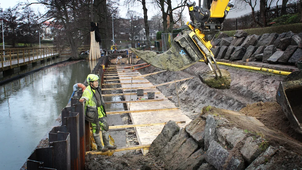 Strandskoningens stenar plockas bort för att så småningom återplaceras. Trädäcket vilar på furupålar som vibrerats ner till fast mark. Under byggtiden kan fotgängare passera på flytbryggan utanför.