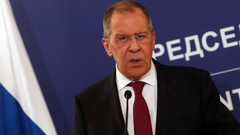 Rysslands utrikesminister Sergej Lavrov säger att han roas av anklagelserna mot Kreml. Bild från ett besök i Serbien i veckan.