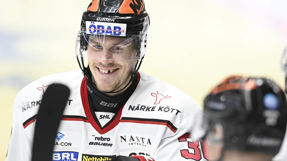 Örebros Emil Larsson firar ett av sina mål borta mot HV71.