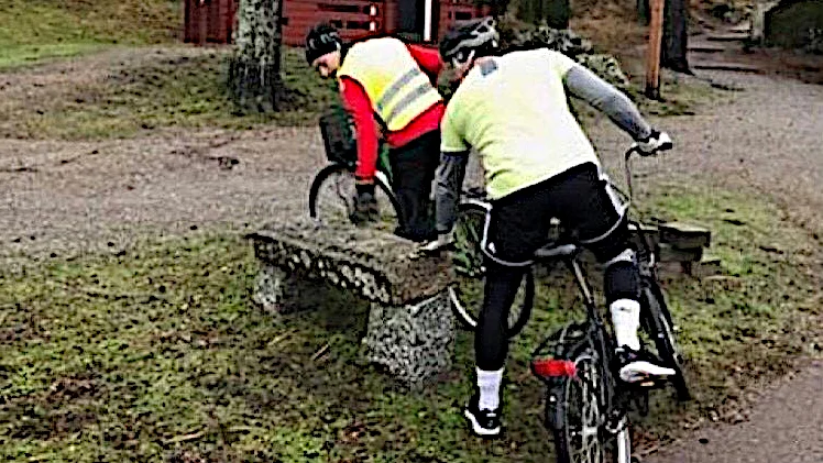 Handbollsspelarna William Klingwall och Joel Eneroth Ädel i hård kamp under EHF-spelarnas duathlon.