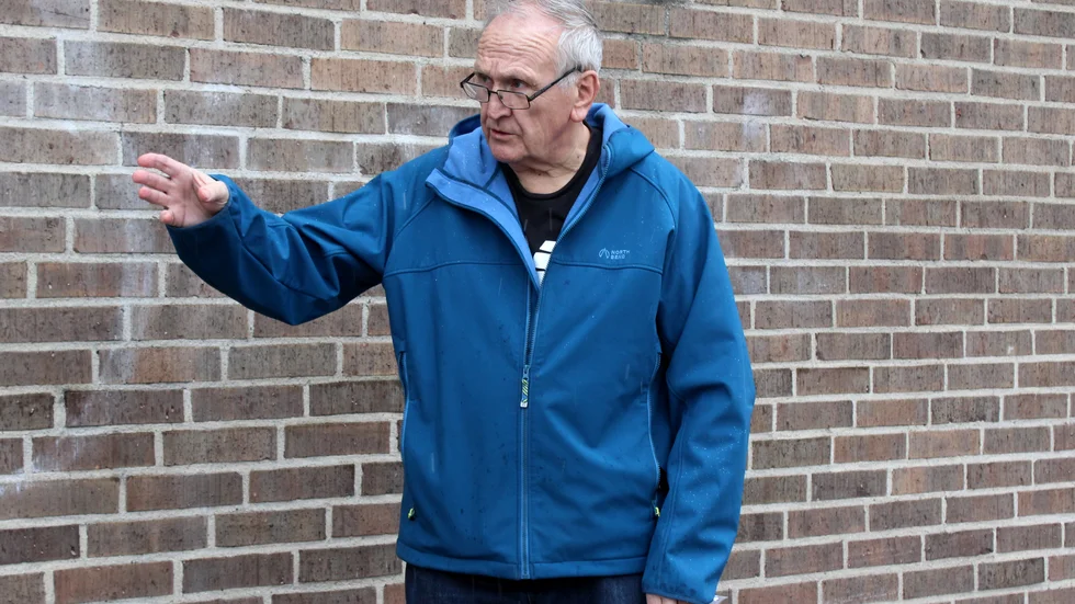 Rolf Magnuson förklarar var familjeföretaget startade 1921 och var ingången till butiken låg, där Gallerian finns i dag.