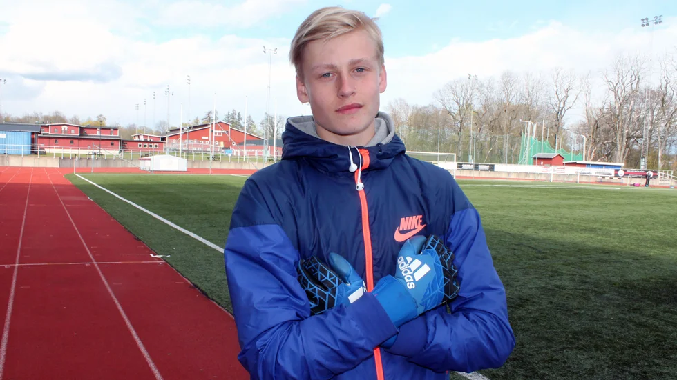 Gustav Leijon var på väg till Linköping, men stannade kvar i Örebro SK och spelar nu i allsvenskan. Två matcher på bänken hittills, men målet för Motalakillen är speltid.