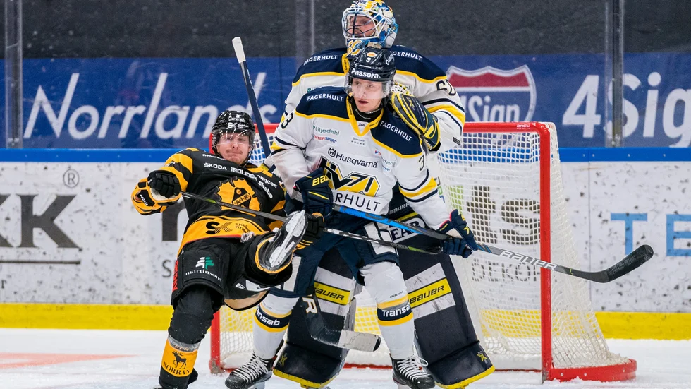 Niclas Burström gav och tog stryk framför mål. Här i kamp med Daniel Bertov.
