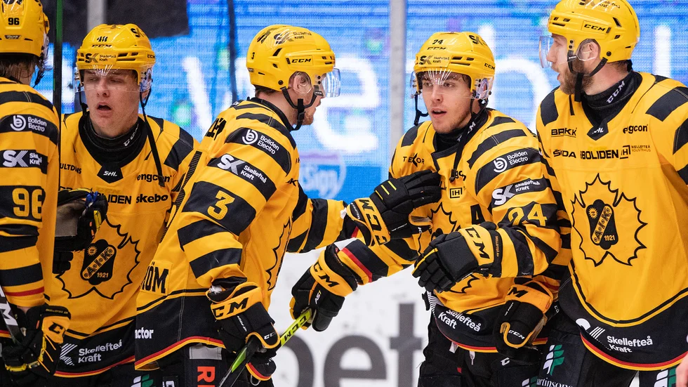 Andreas Wingerli gratuleras efter sitt matchavgörande 4–5-mål mot Brynäs.