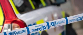 Äldre man hittad död i bostad – kvinna gripen