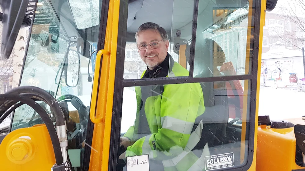 Det blev en hektisk fredag för Mikael Borg och många fler som kämpade med snön i centrum. "Det känns tröstlöst, vi hinner inte hålla undan", säger han.