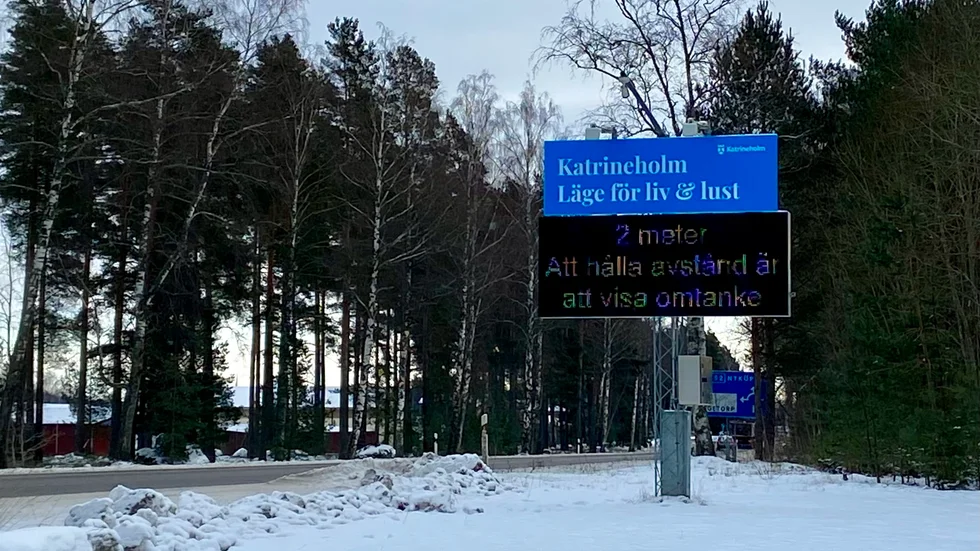 Nya skyltar i olika färger har satts upp vid infarterna till Katrineholm. 