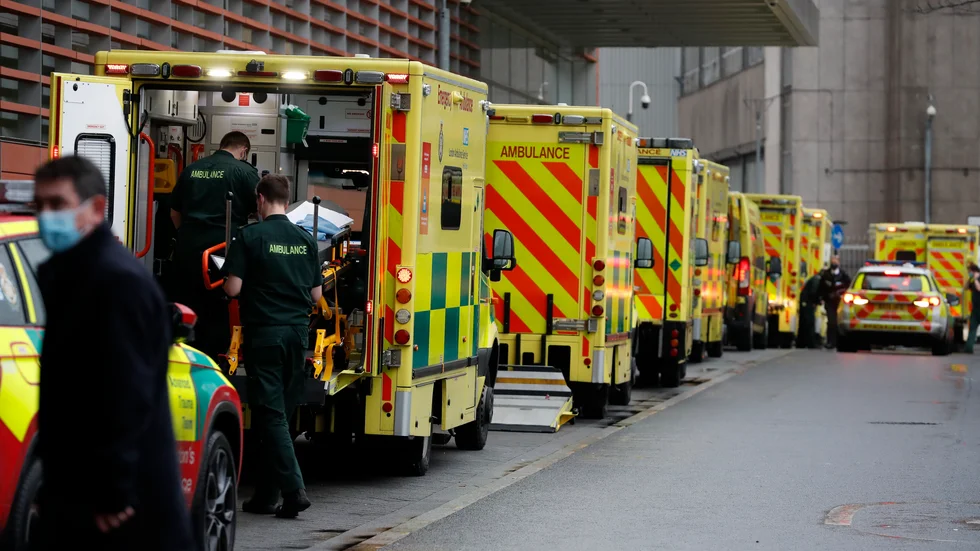Ambulanser i kö utanför Royal London Hospital i den brittiska huvudstaden.