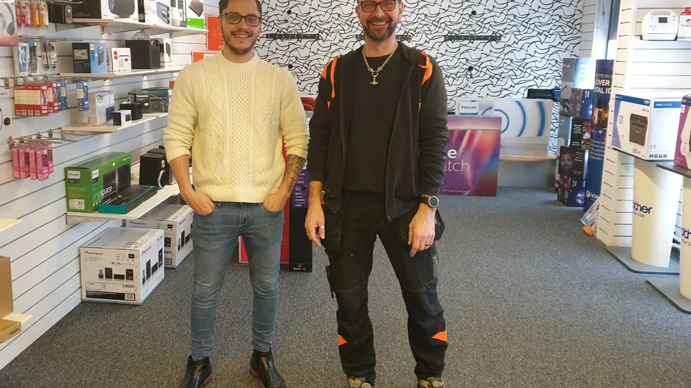 Anton Bjälefors, butiksansvarig, och André Bjälefors, ägare av Dackebygdens Elektronik, ser fram emot att gå igång med satsningen på butiken.  