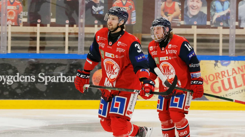 Ryan Gropp och Erik Gustafsson på väg för att fira ett hemmamål med lagkamraterna i båset.