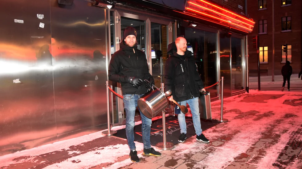 Krögare runt om i landet protesterade mot alkoholstoppet genom att banka på kastruller. Utanför Allstar i Luleå stod Anton Edelsvärd och Linus Persson. "Välkomna till kulturens verklighet", skriver Thea Svensson.