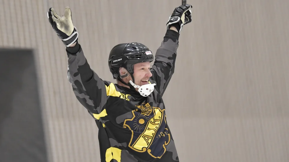 Tränaren Magnus Muhrén, 44, hoppade in och lirade med sitt AIK. Det slutade i tre mål i 11–1-segern mot Tellus.