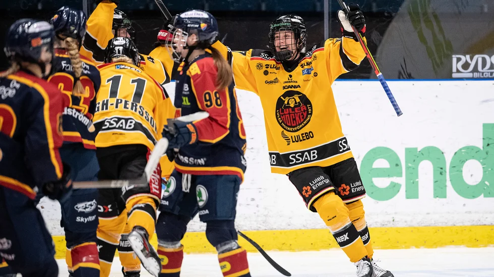 Luleås Linn Peterson jublar efter att Nicoline Söndergaard Jensen gjort mål. 