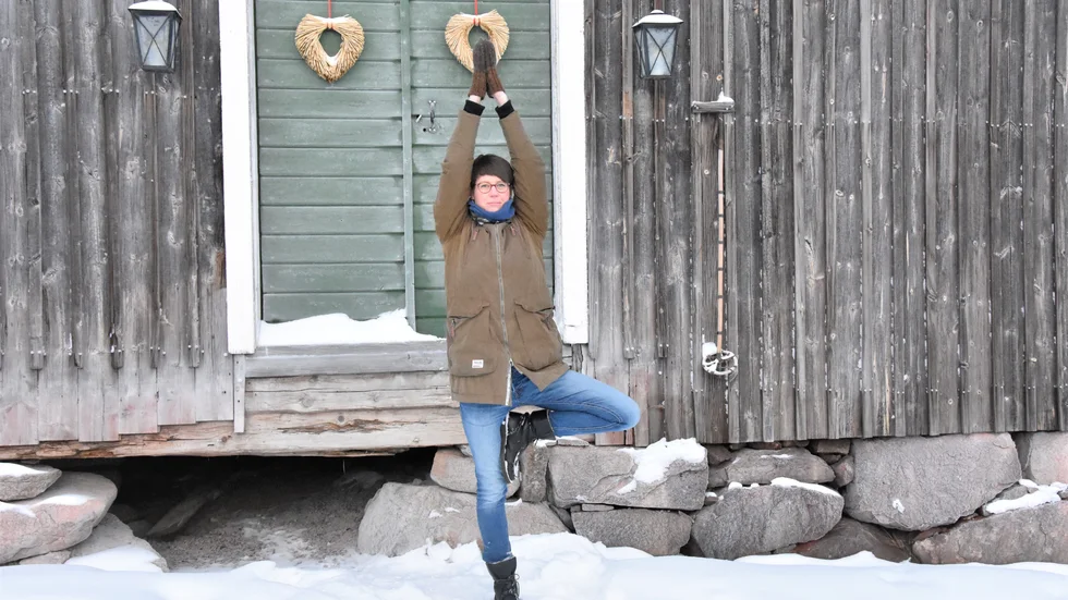 Ulrika Falk Mörtberg utanför 1700-talshuset som i framtiden ska bli yogaskola.