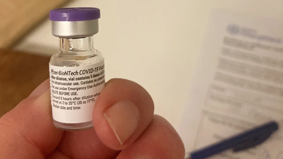 Den här veckan börjar brukare på särskilda boenden få den andra dosen vaccin. Alla ampuller blandas och ger sex doser vaccin.