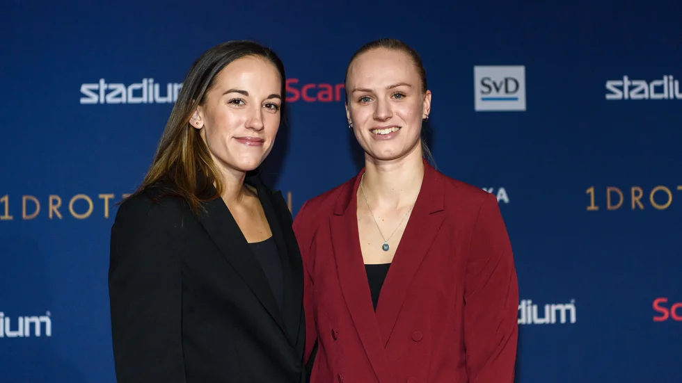 Matilda Plan, till höger, tillsammans med sin sambo Anna Oscarsson på röda mattan innan Idrottsgalan där Katrineholmstjejen fick motta Sportspegelpriset.