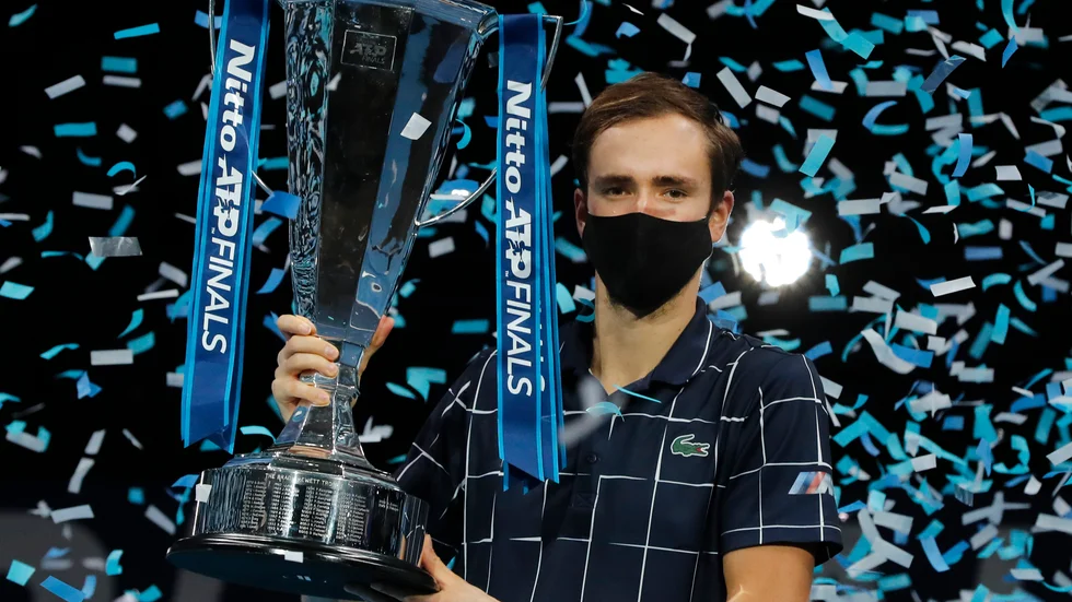 Daniil Medvedev med pokalen för segern i herrarnas ATP-slutspel i tennis.