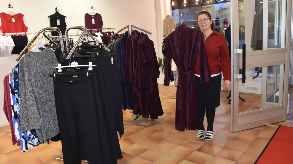 Carola Hansson kombinerar affären med sin städfirma.