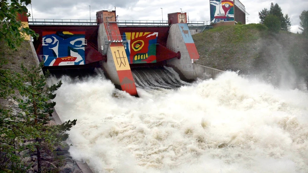 "Vattenkraftsindustrin försöker med klimatomställningen som förevändning få lättnader i reglerna för att utnyttja våra älvar maximalt, utan att ta någon hänsyn till miljön eller hushållning med energi", skriver Erik Danielsson (V).