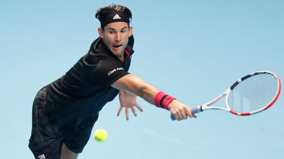 Världstrean Dominic Thiem är klar för semifinal i ATP-slutspelet efter vinst mot ryska Andrej Rubljov.