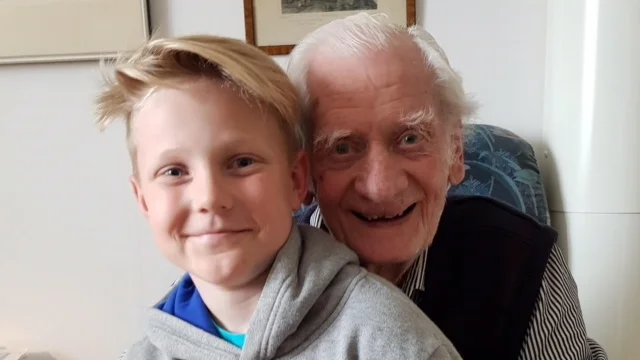 Lennart Landerby och barnbarnsbarnet Melker Lindahl, 11 år, tillsammans vid senaste tillfället de kunde kramas och vara nära varandra. Måndagen den 23 november fyller Lennart 105 år.