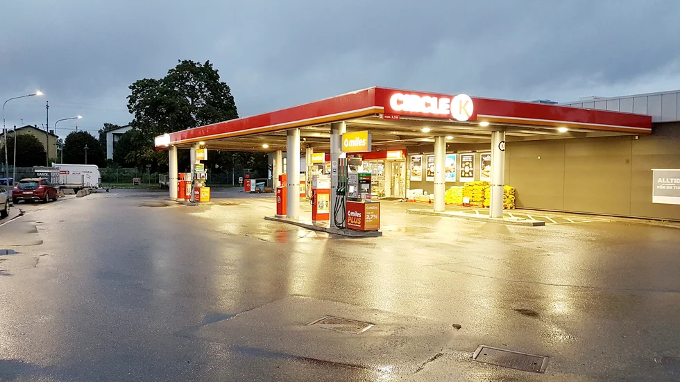 En bilförare blev rånad på en summa kontanter när han klev ur bilen vid Circle K-macken på Vasavägen tidigt under tisdagsmorgonen.