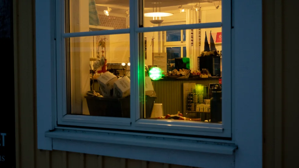 Personalen styr lampan i fönstret med en fjärrkontroll. Vid grönt ljus får man gå in och vid rött ljus får man avvakta. Det för att säkerställa att det är möjligt att hålla avstånd inne i butiken.
