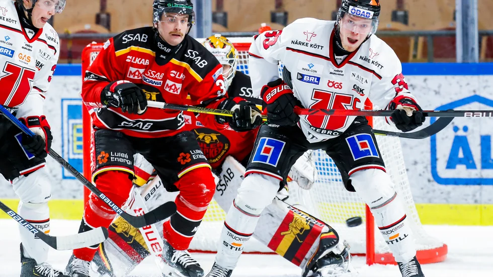 SHL-klubbarna, här Luleå och Örebro, får dela på 111 miljoner kronor i statligt stöd som kompensation för förlorade intäkter under tredje och fjärde kvartalet i år.