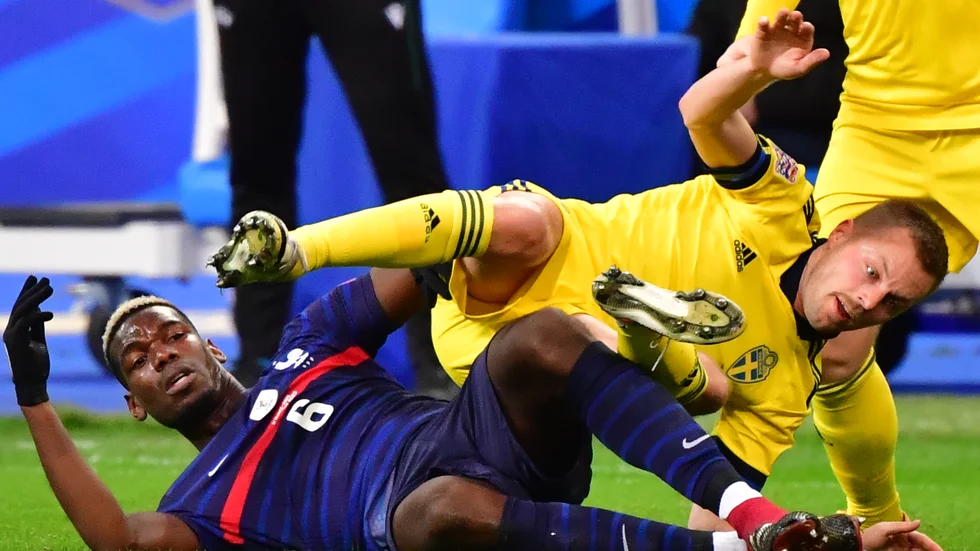 Frankrikes Paul Pogba och Sveriges Sebastian Larsson i en het duell.