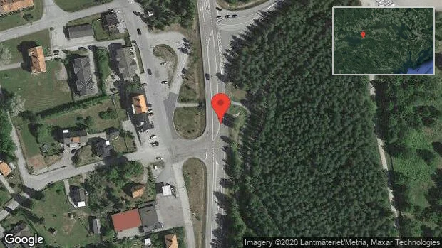 Fallna träd skapar problem i trafiken på väg 56