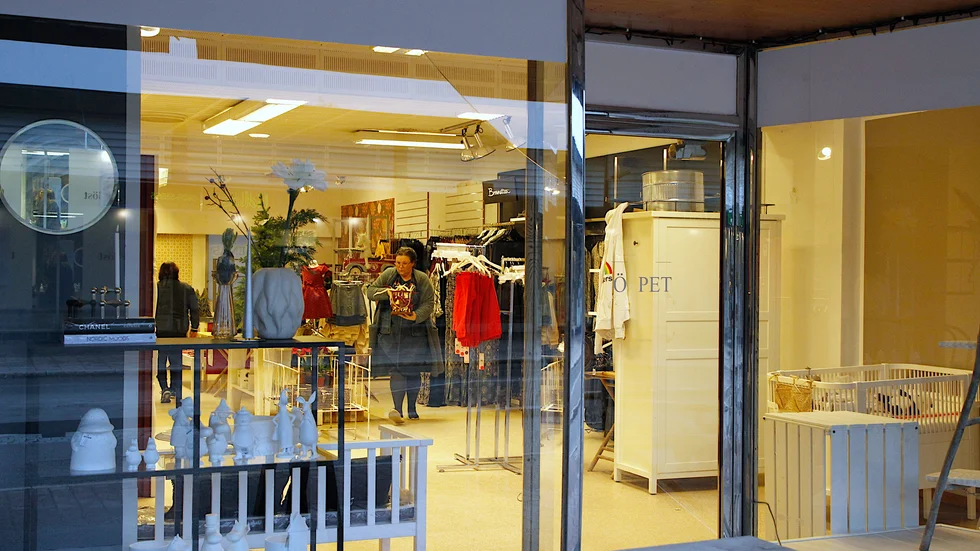 Många stannade till framför Helenas med stil som helt plötsligt fått nytt liv igen. Det är dock en tillfällig butik som öppnar med blandade varor från Anna Öbergs olika butiker.