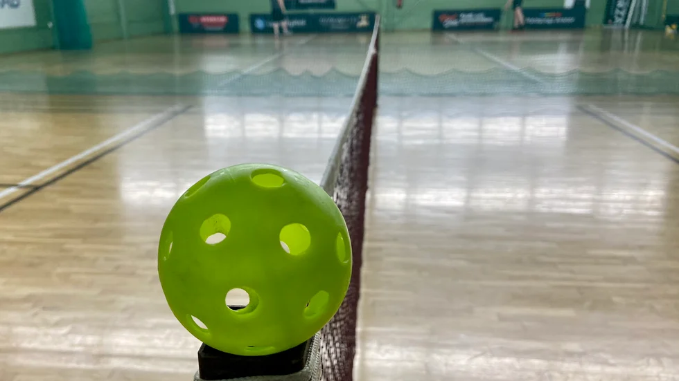Det finns stora ytor vid Gumshallens parkettgolvsdel, som framför allt används till badminton och pickleball. Men det är bara träning Nyköpngskorpens seriespel är fortsatt lagd på is.