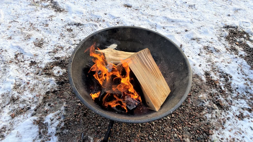 Se till att släcka elden efter dig. När du går ska det vara så pass släckt att du kan hålla kolbitar från din eld i handen utan att brännas. 